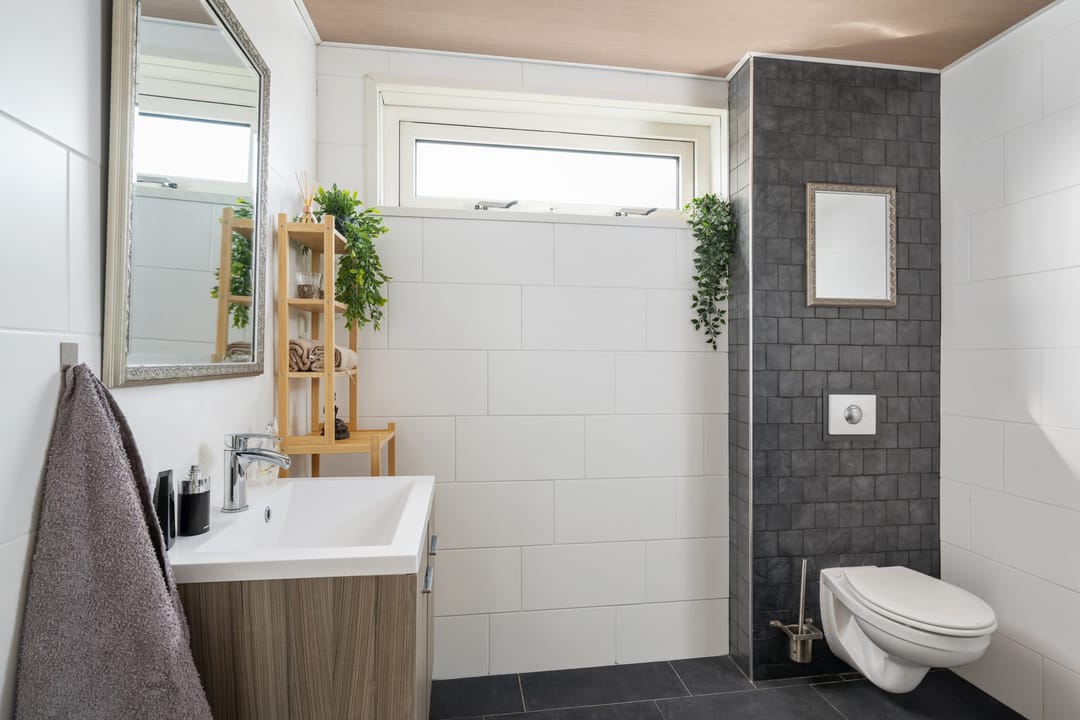 Spacious Family Home with Four Bedrooms and Garden in Hoogvliet Zuid — 16