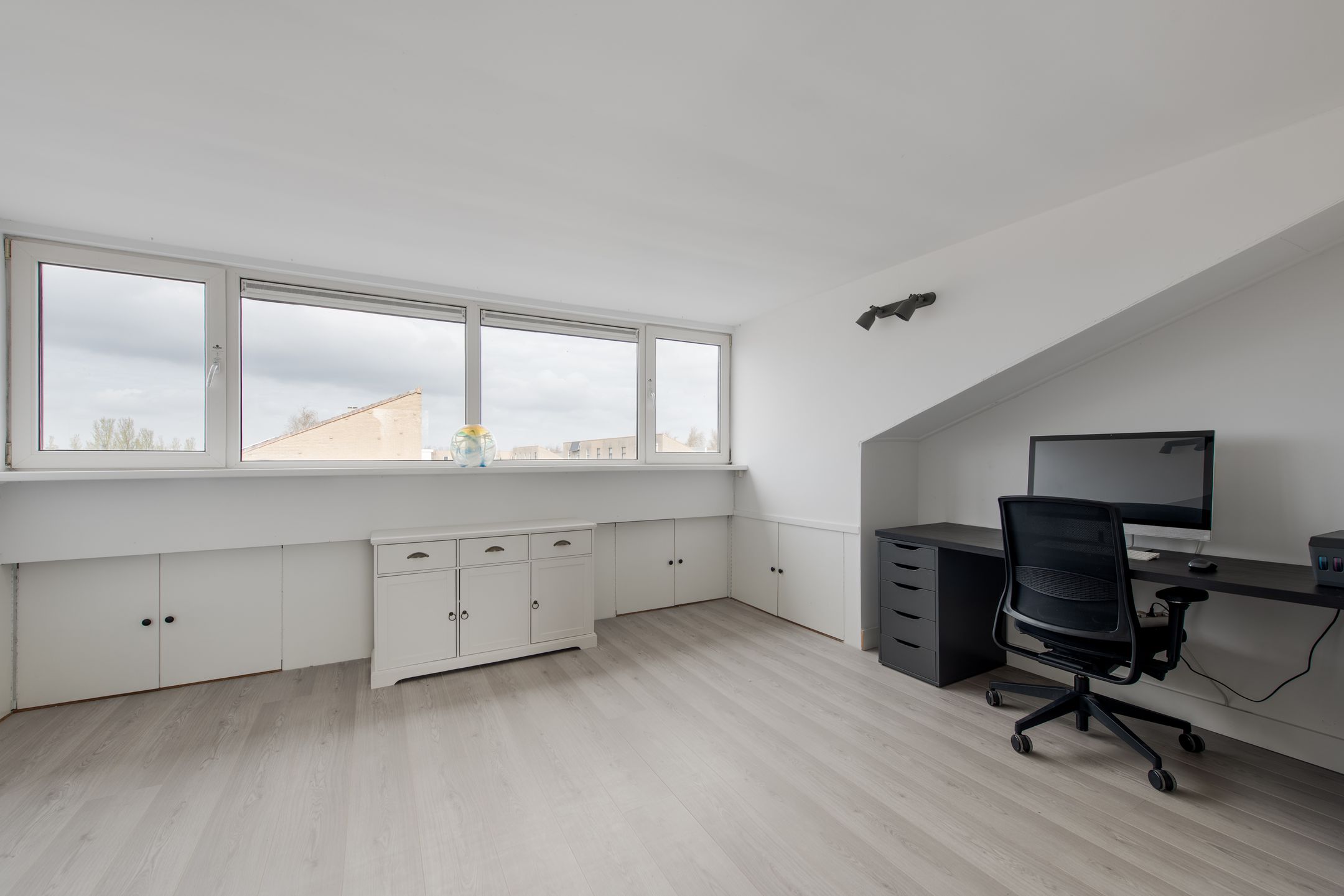Modernized Family Home with 5 Bedrooms in Child-Friendly Floriande — 24