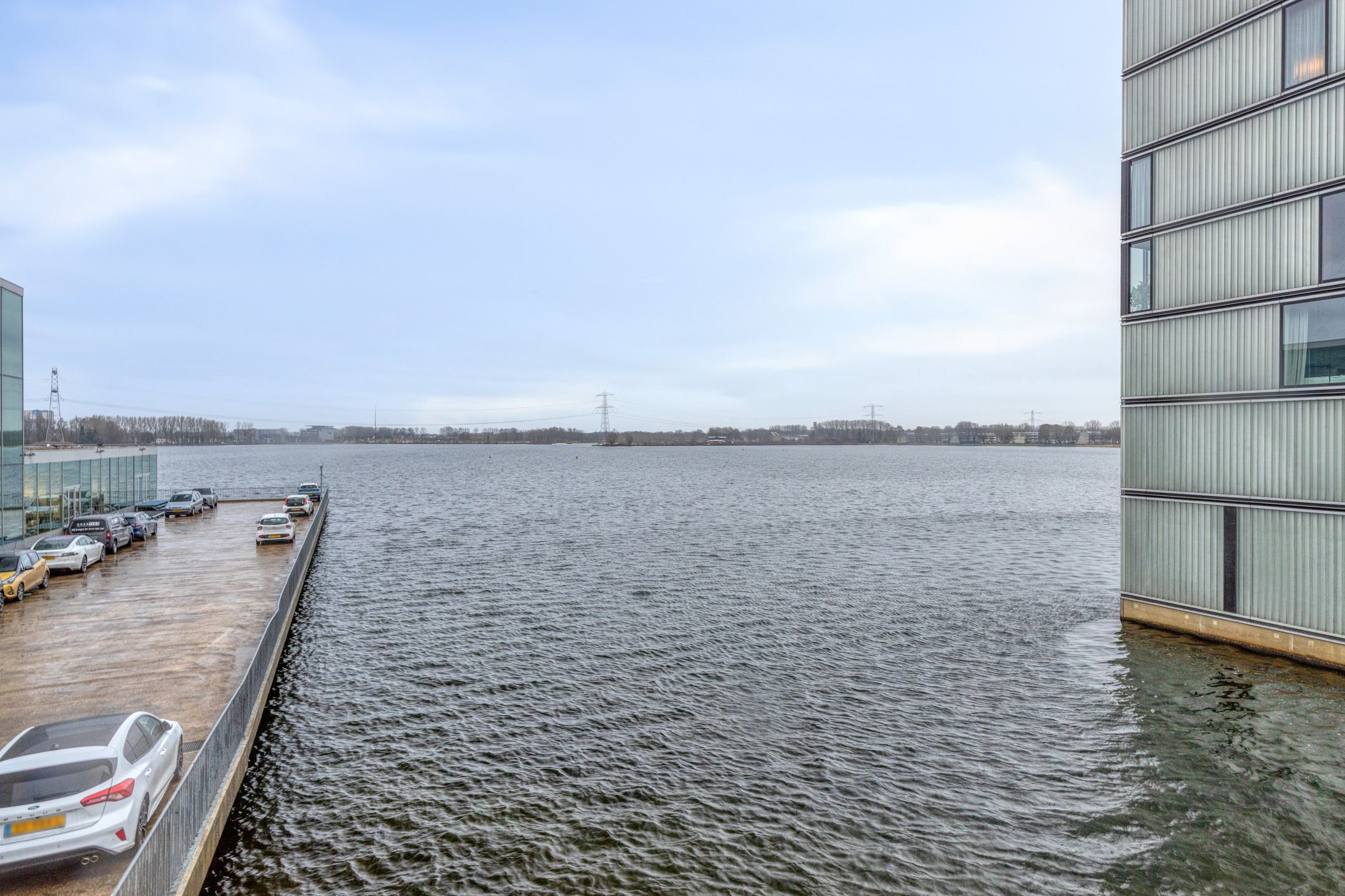 Spacious Apartment with Weerwater View and Private Parking — 24