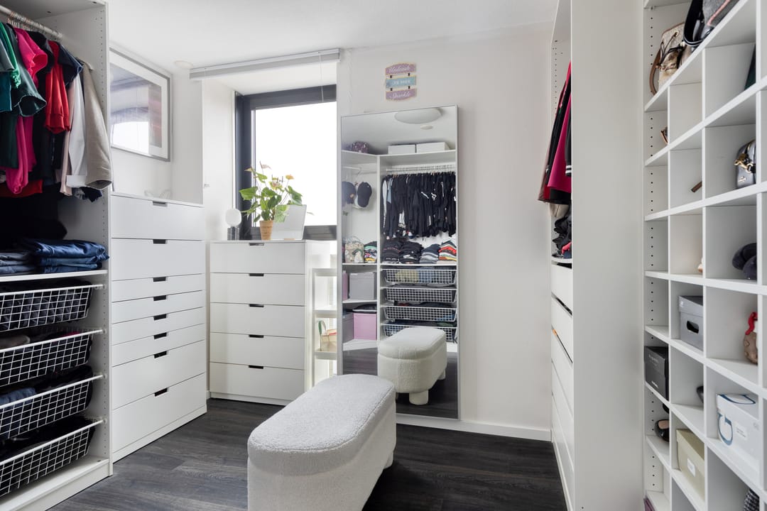 Spacious Apartment with Weerwater View and Private Parking — 13