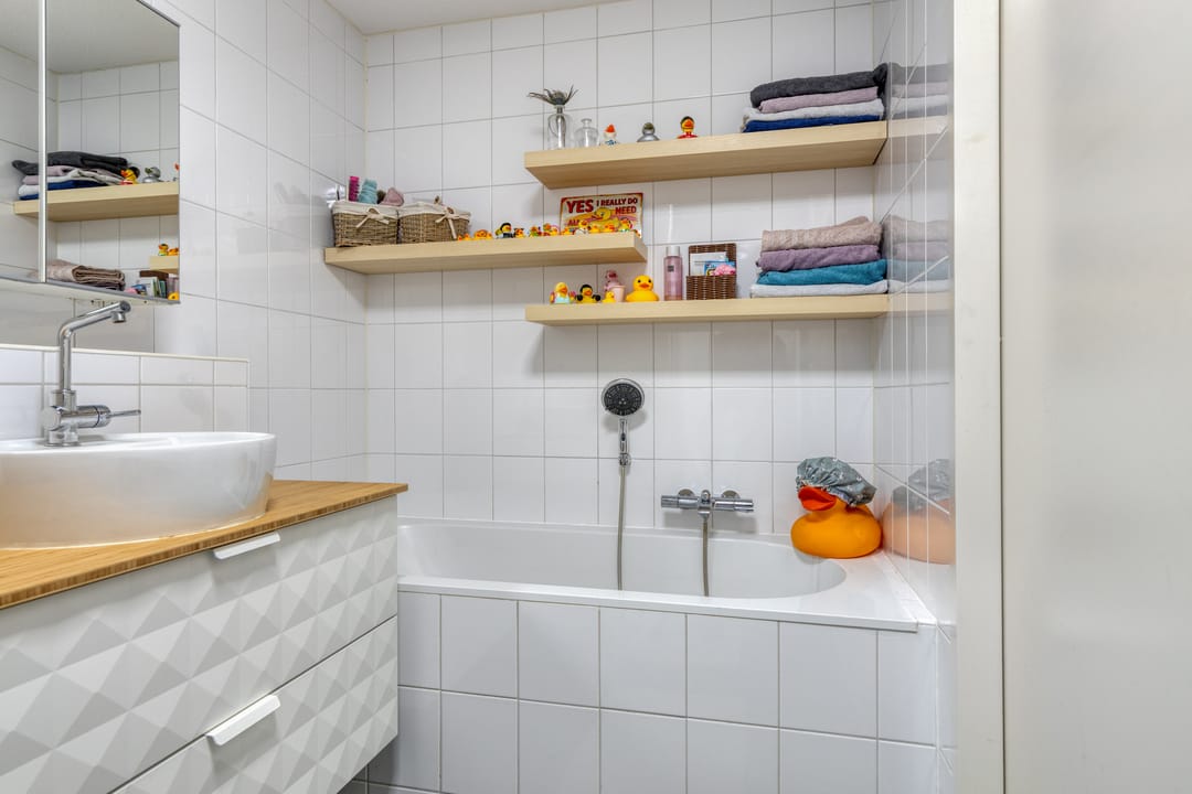 Spacious Apartment with Weerwater View and Private Parking — 16