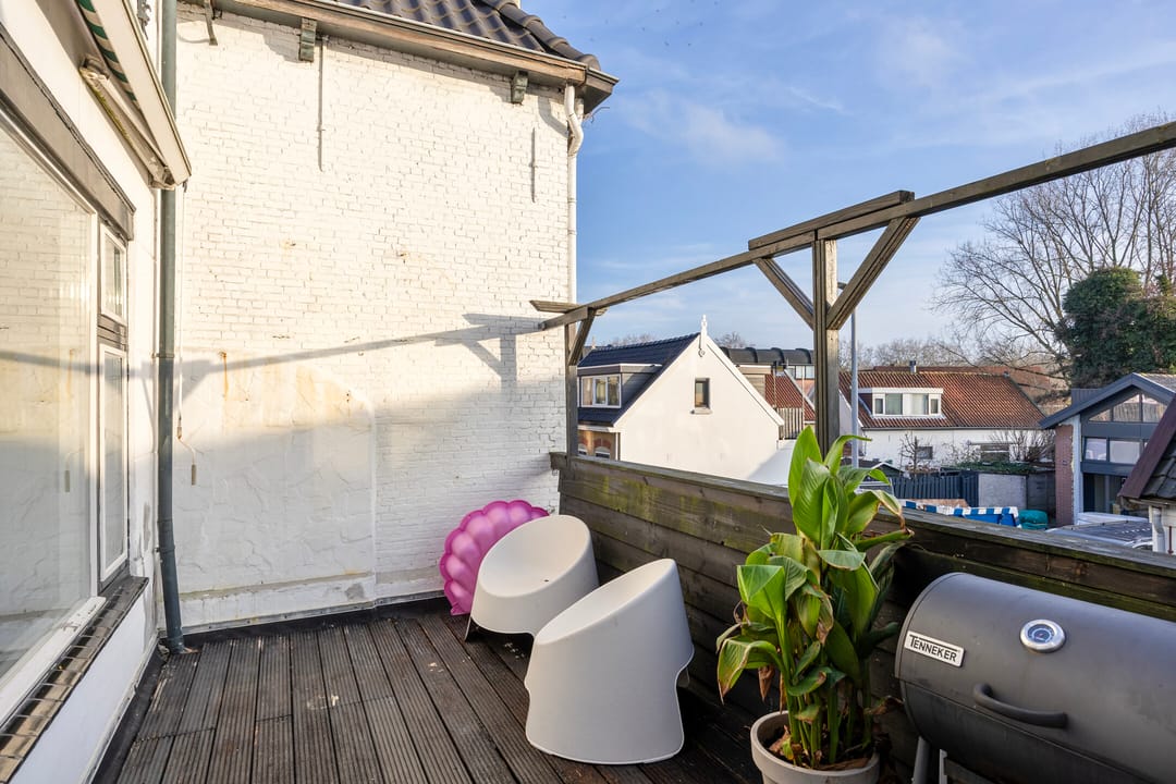Fully Renovated Dike House with Three Living Levels in Rotterdam-IJsselmonde — 46