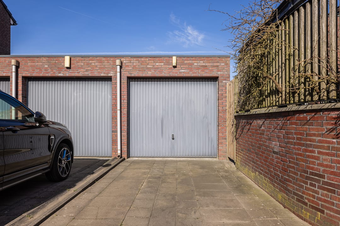 Spacious semi-detached family home with rooftop terrace in green Arnhem neighborhood — 38