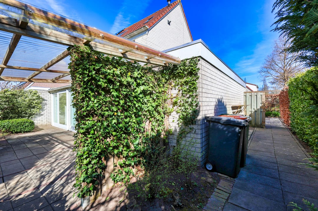Ideal Family Home with Sunroom, Garage and South-Facing Garden — 23