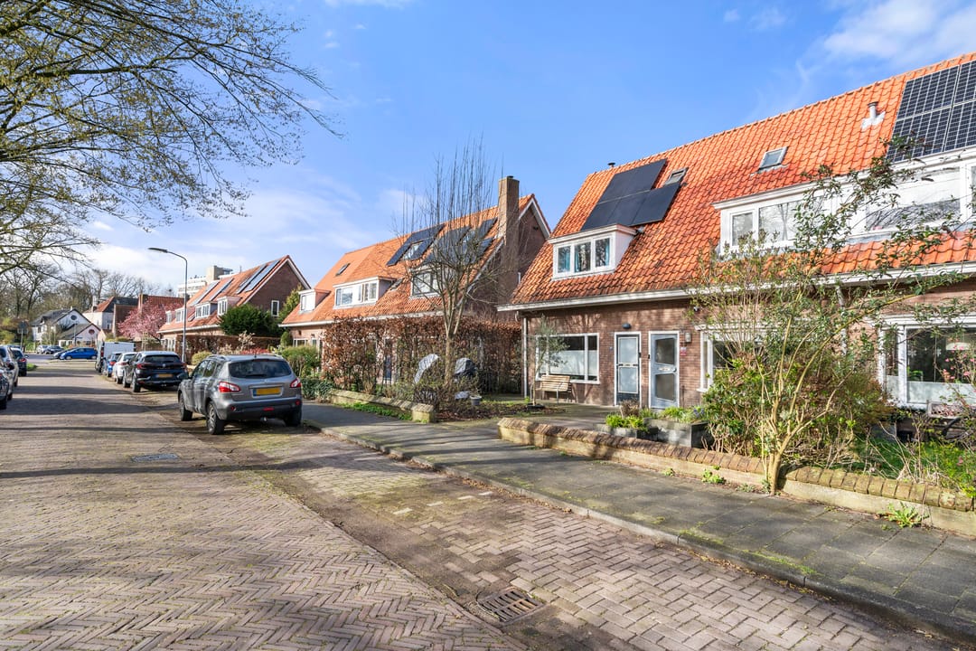 Terraced Home with Sunny Garden and Three Spacious Bedrooms — 37