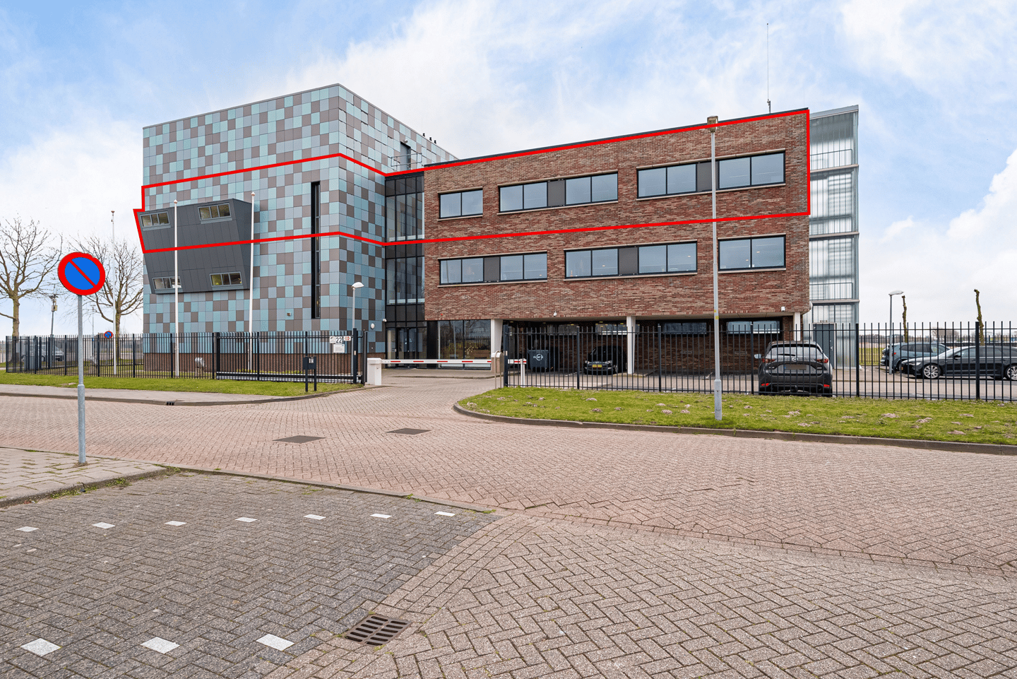 Bekijk foto 1 van Luchthavenweg 22