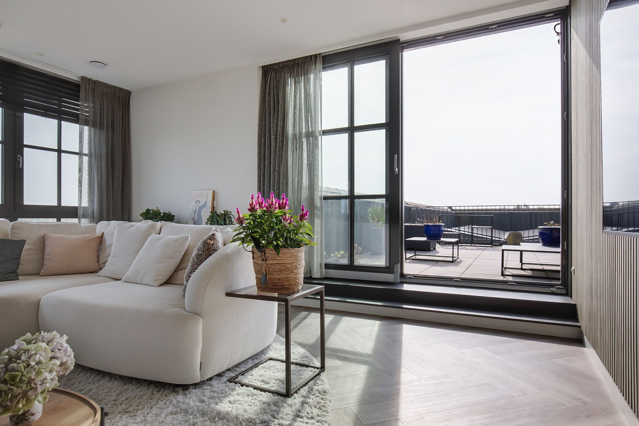 Luxury Penthouse with Panoramic Views and Two Rooftop Terraces — 12