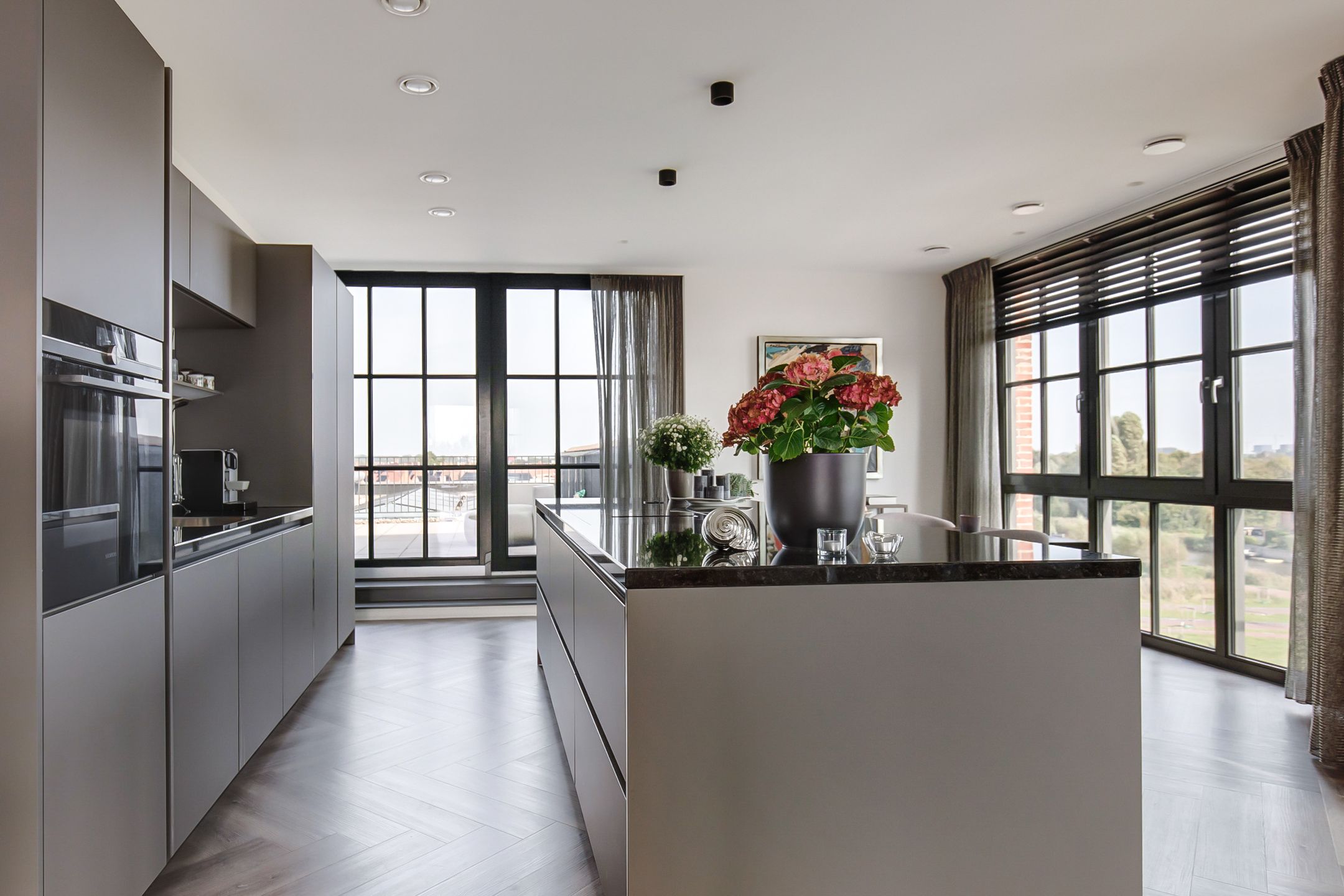 Luxury Penthouse with Panoramic Views and Two Rooftop Terraces — 21