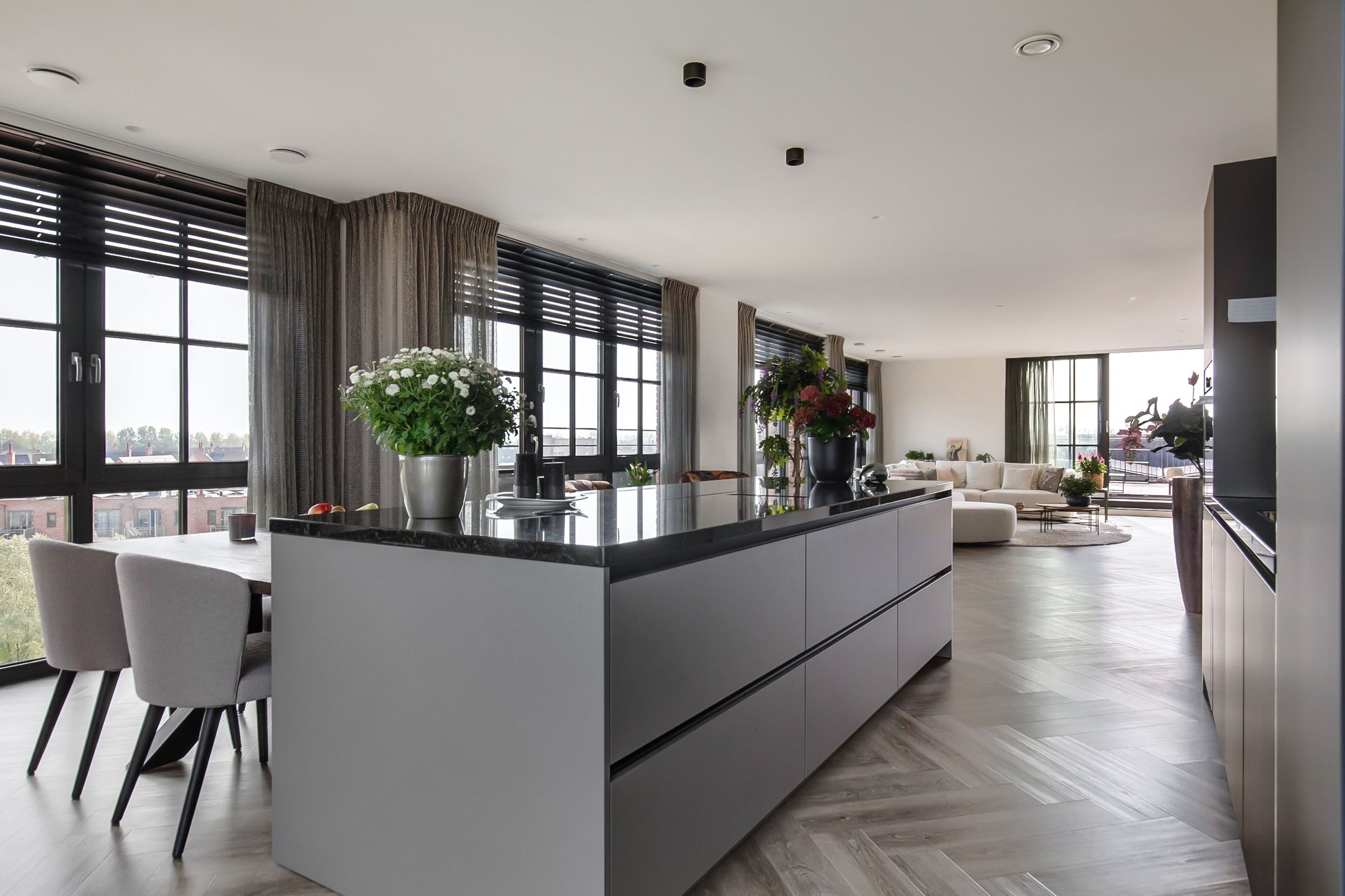 Luxury Penthouse with Panoramic Views and Two Rooftop Terraces — 24
