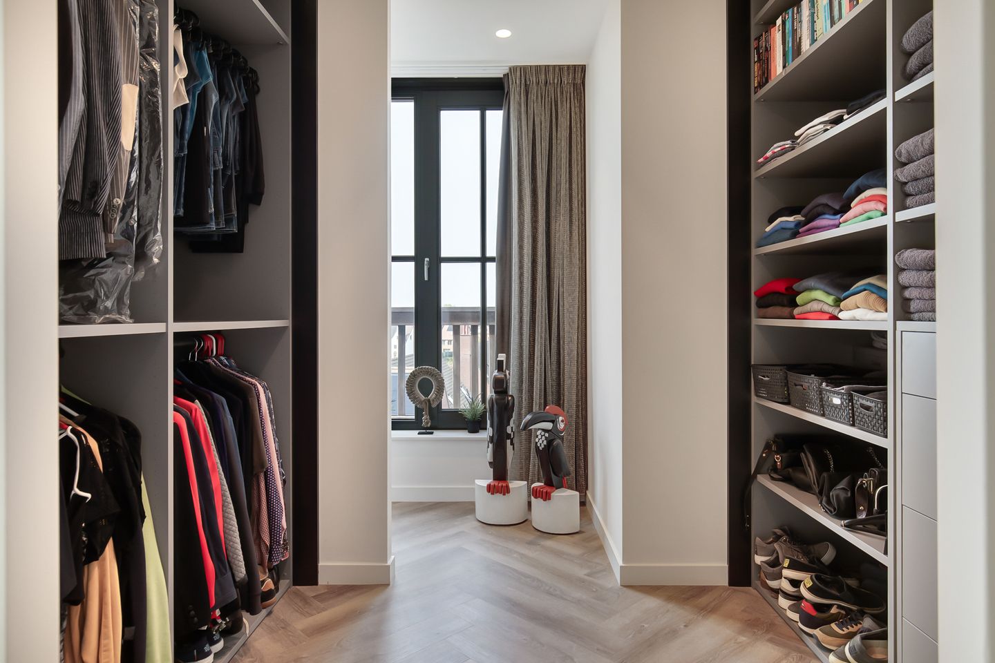 Luxury Penthouse with Panoramic Views and Two Rooftop Terraces — 40