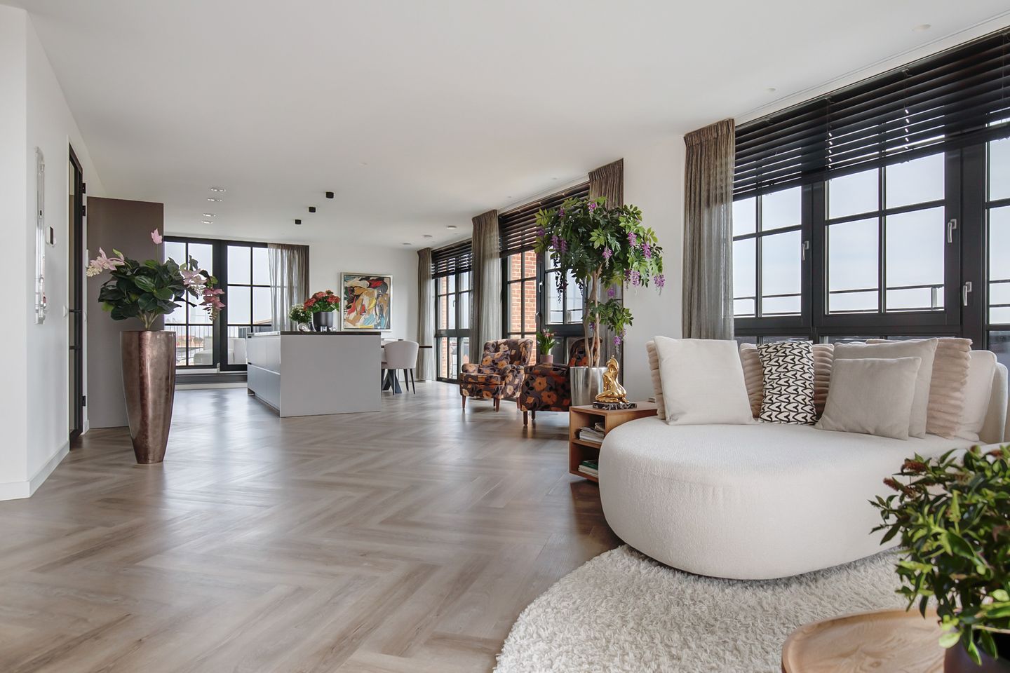 Luxury Penthouse with Panoramic Views and Two Rooftop Terraces — 20