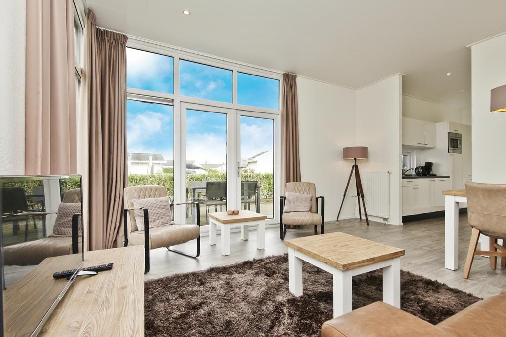 2-bedroom freehold villa in Halfweg — photo 3 of 5