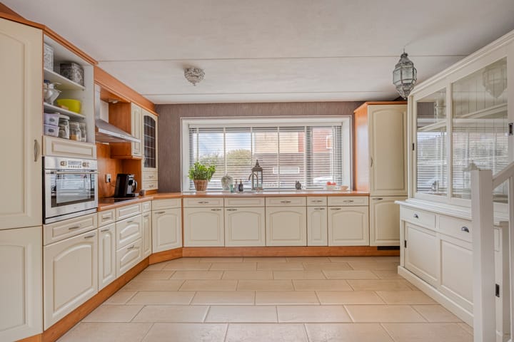 Photo 2 of E. du Perronstraat 34