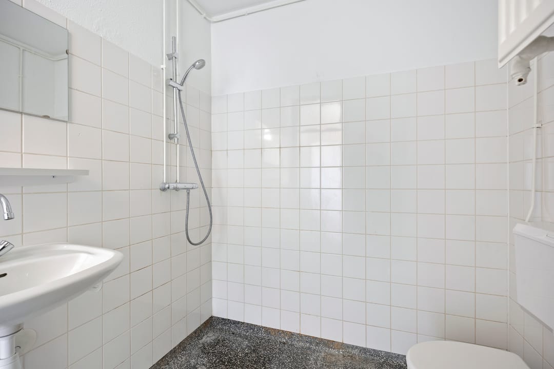 Light 2-Room Apartment in Popular Dapperbuurt Area — 13