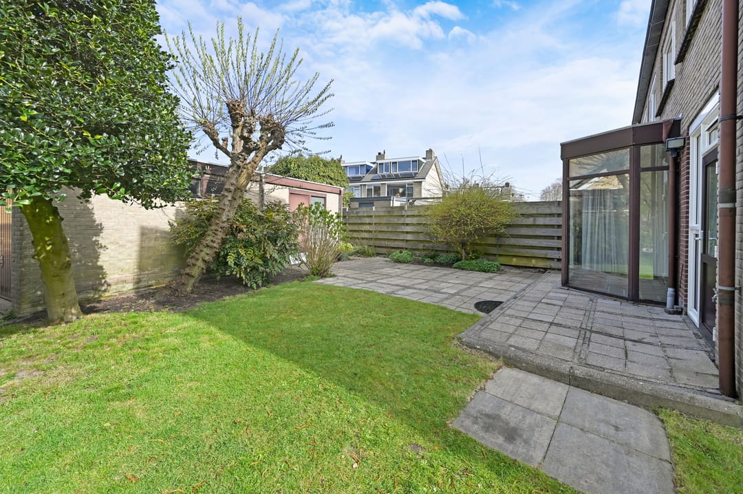 Corner House with Garage, Large Garden and Water View — 22