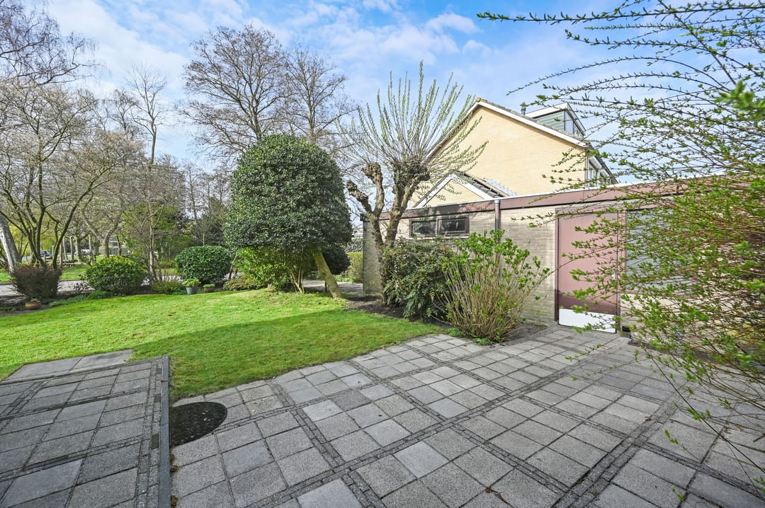 Corner House with Garage, Large Garden and Water View — 23