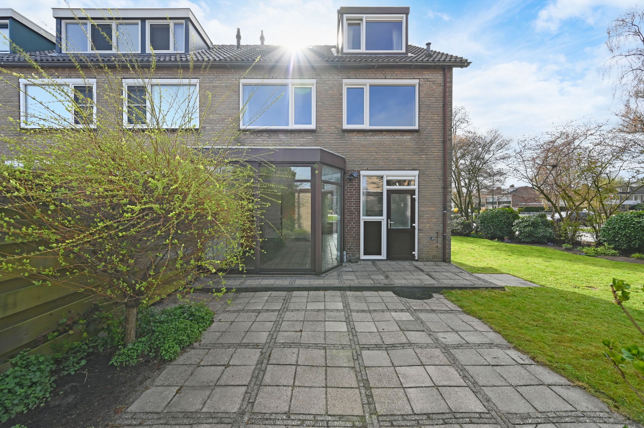 Corner House with Garage, Large Garden and Water View — 24