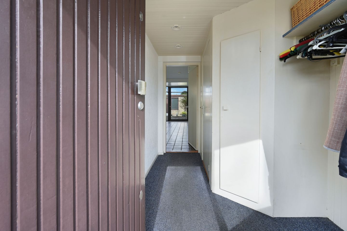 Corner House with Garage, Large Garden and Water View — 10