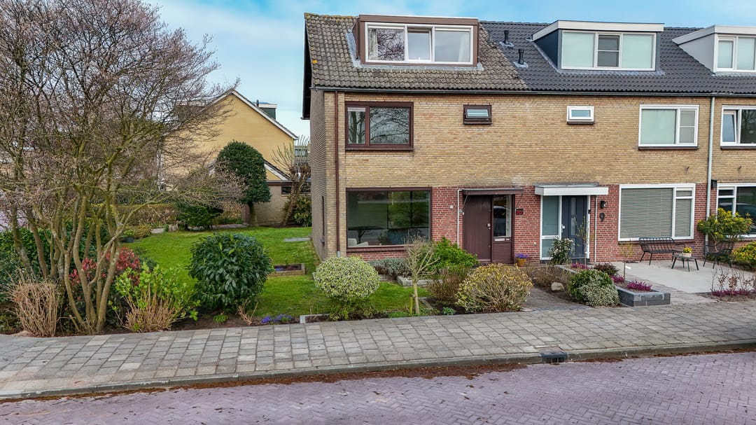 Corner House with Garage, Large Garden and Water View — 43