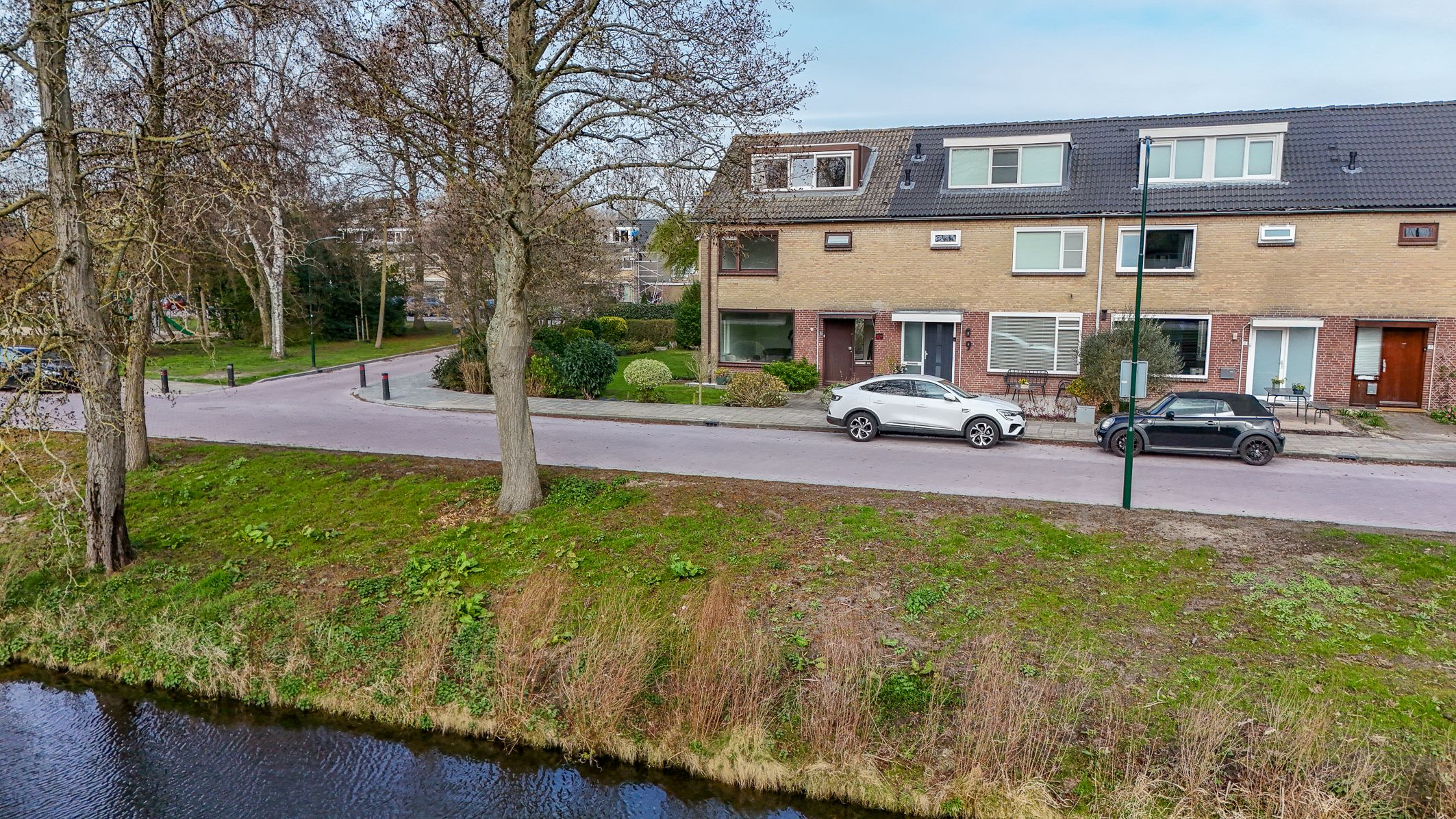 Corner House with Garage, Large Garden and Water View — 51