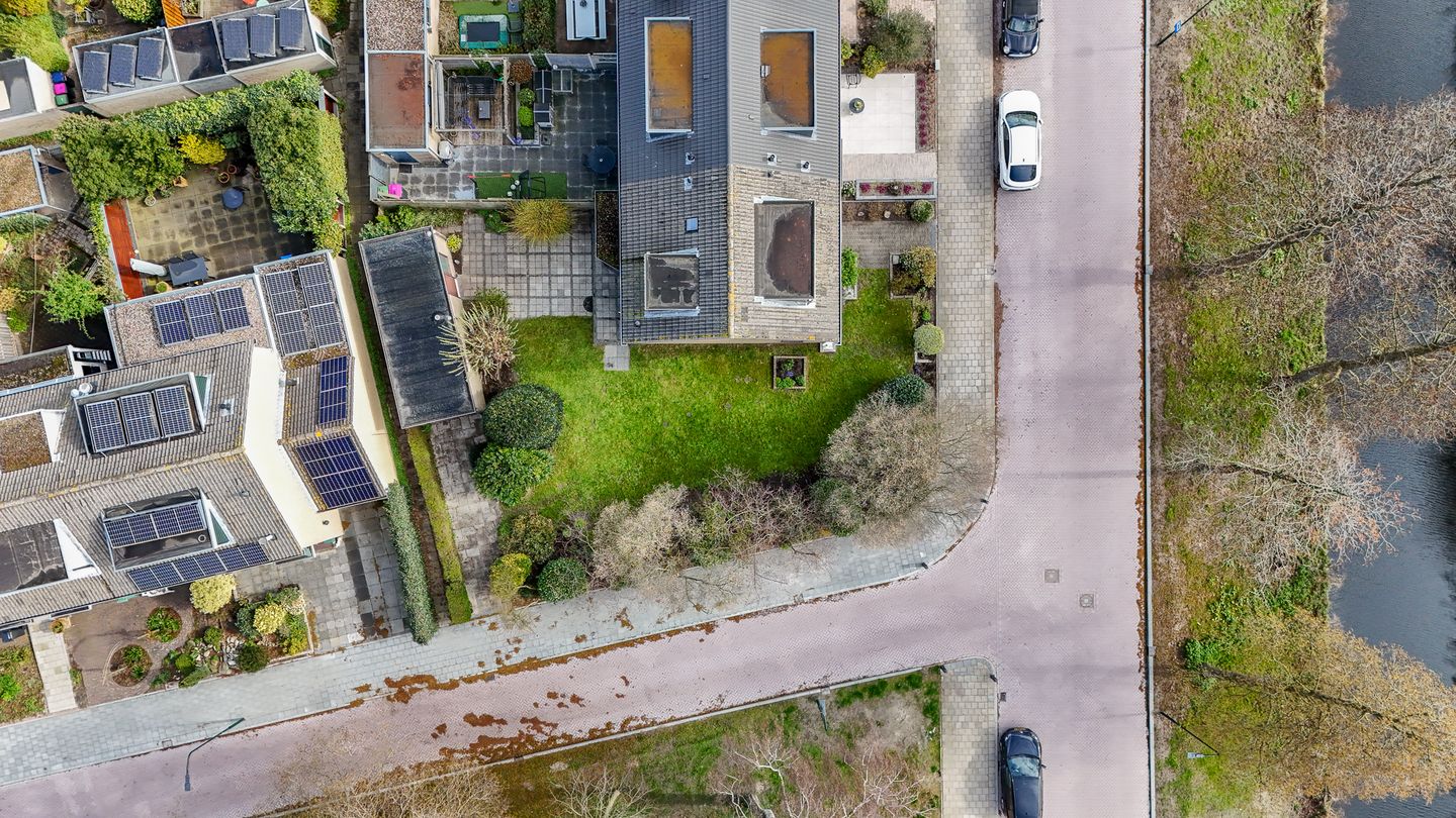 Corner House with Garage, Large Garden and Water View — 55