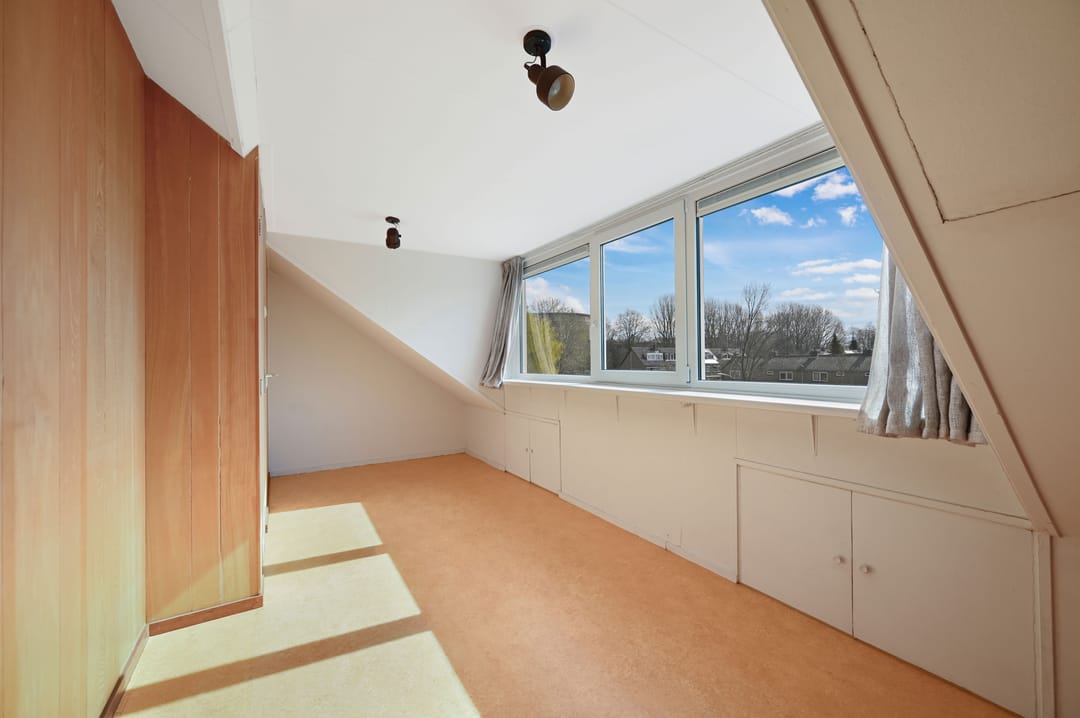 Corner House with Garage, Large Garden and Water View — 41