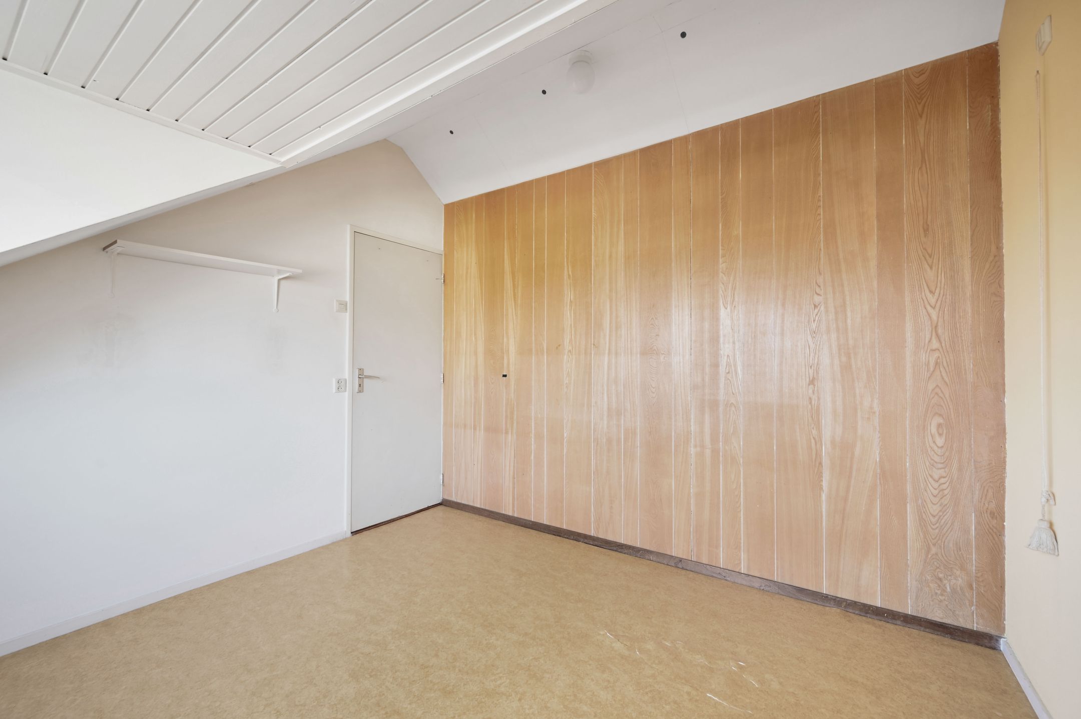Corner House with Garage, Large Garden and Water View — 39