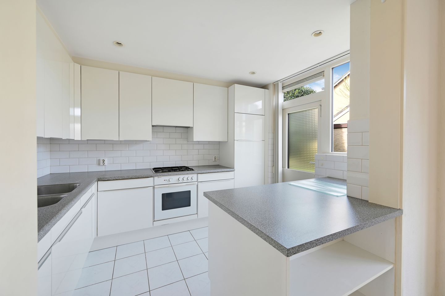 Corner House with Garage, Large Garden and Water View — 20