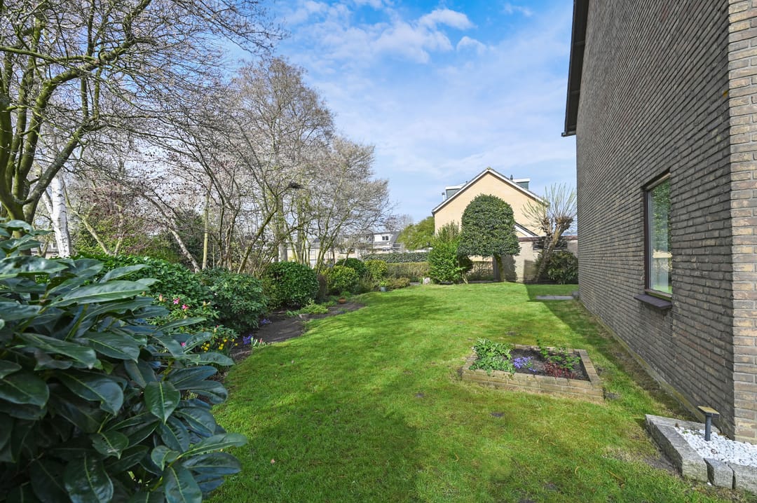 Corner House with Garage, Large Garden and Water View — 7