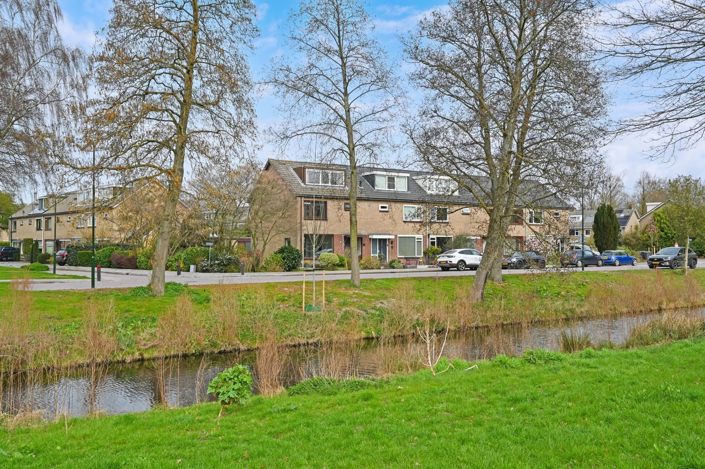 Corner House with Garage, Large Garden and Water View — 50