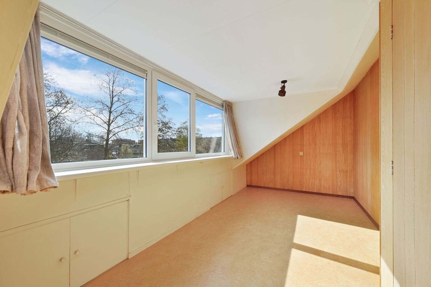 Corner House with Garage, Large Garden and Water View — 40