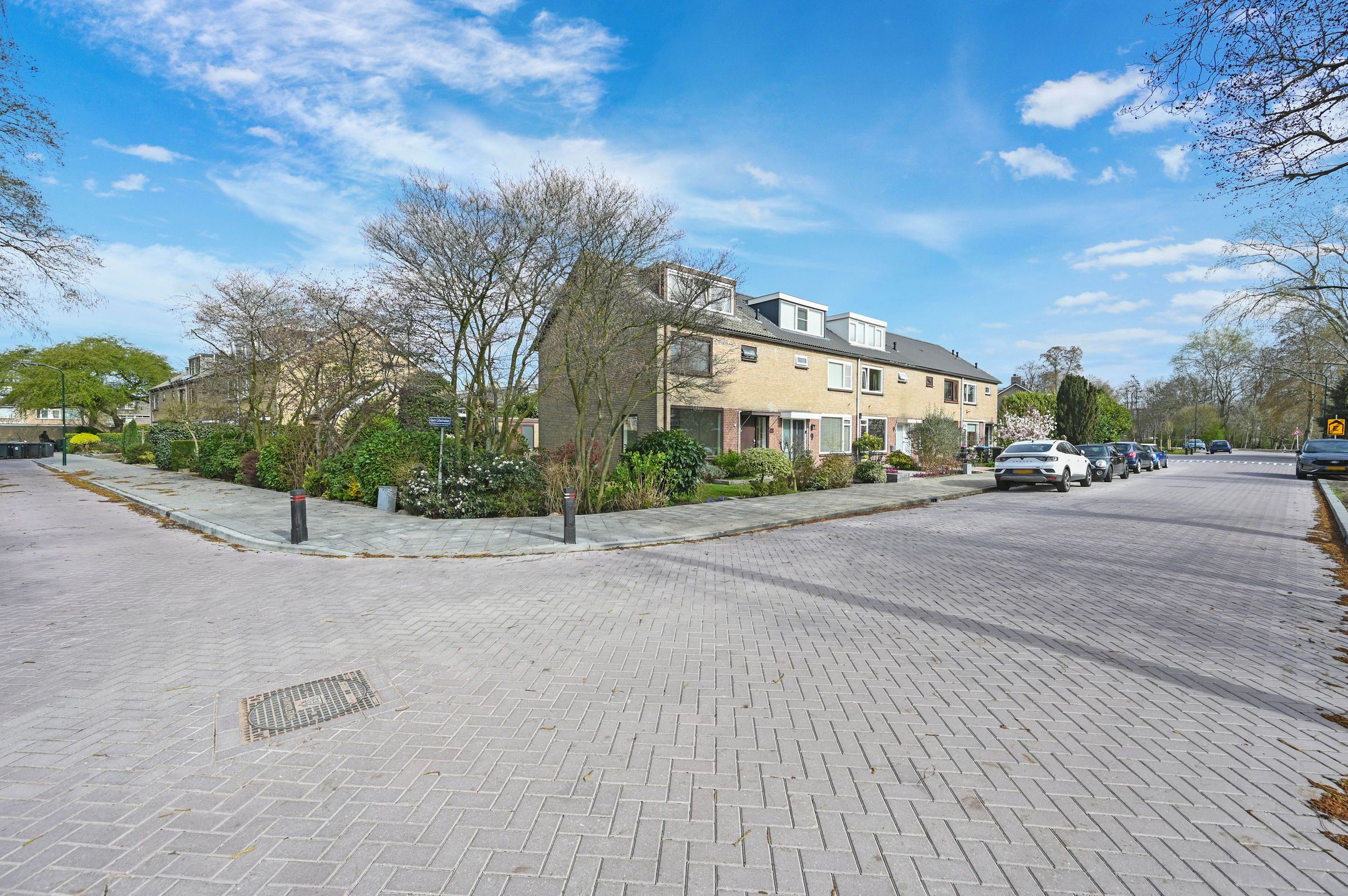 Corner House with Garage, Large Garden and Water View — 45