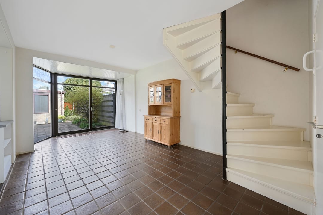 Corner House with Garage, Large Garden and Water View — 16