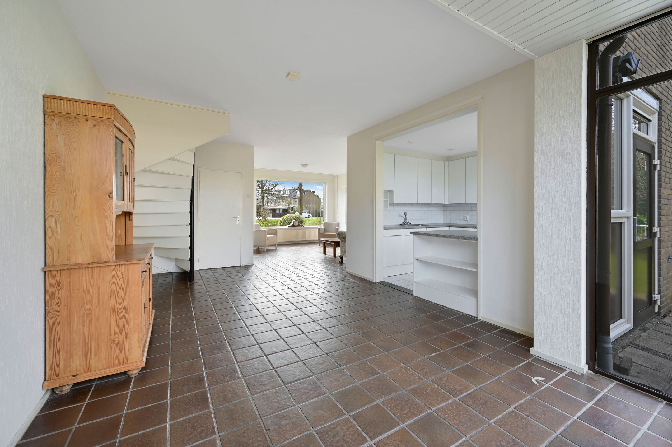 Corner House with Garage, Large Garden and Water View — 18