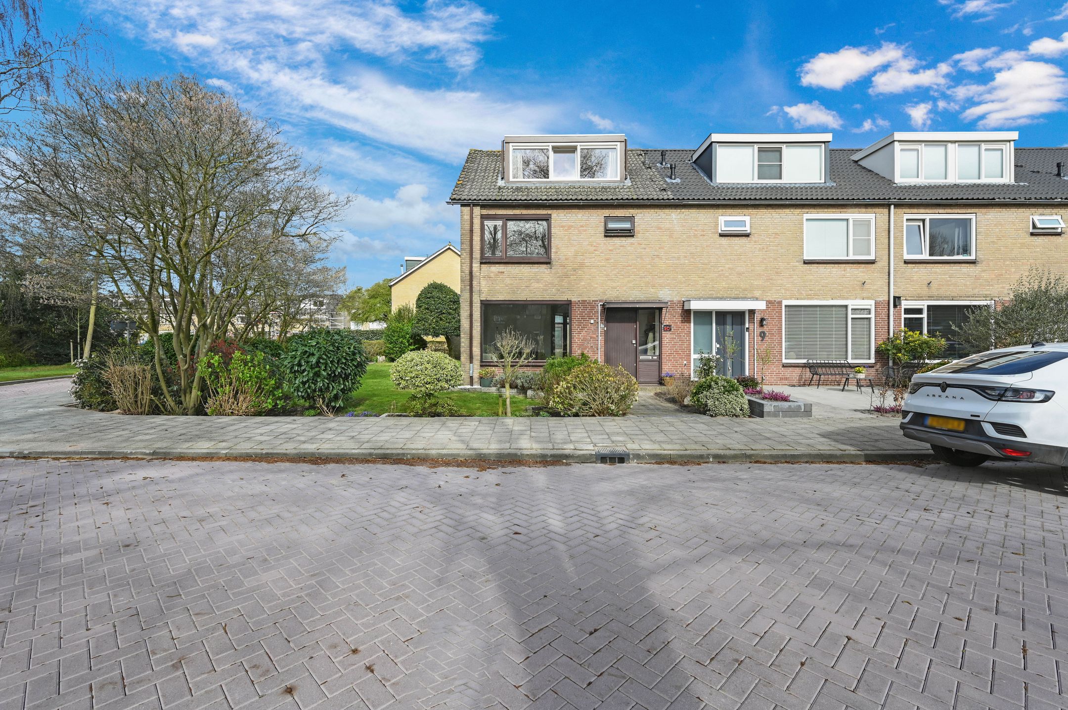 Corner House with Garage, Large Garden and Water View — 9