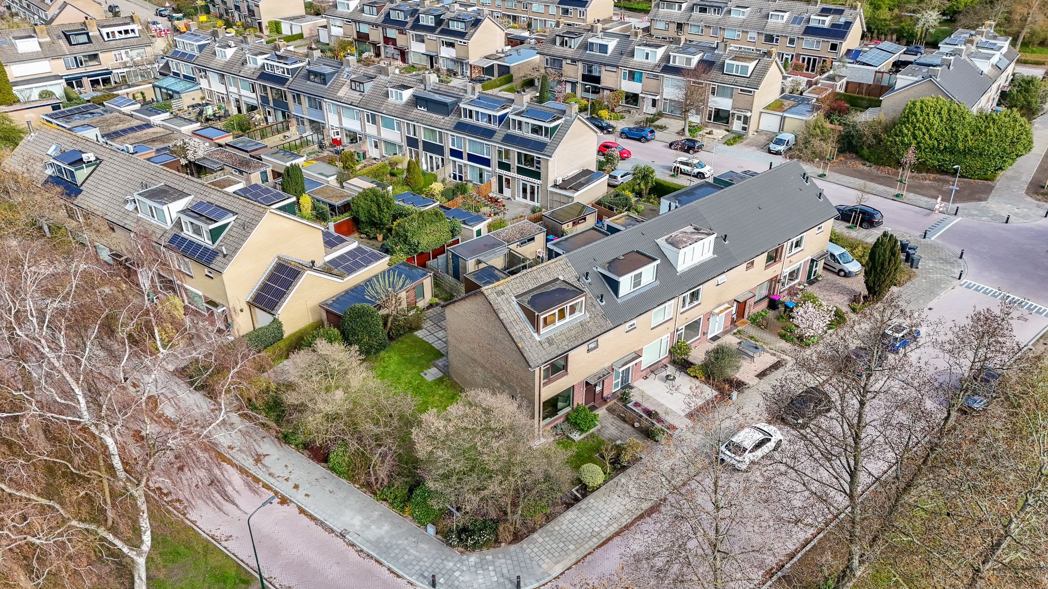 Corner House with Garage, Large Garden and Water View — 54