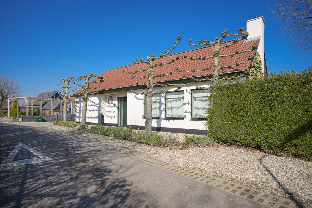Charming Semi-Bungalow on Expansive Park-like Plot with Guest Accommodation — 47