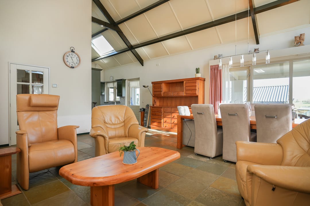 Charming Semi-Bungalow on Expansive Park-like Plot with Guest Accommodation — 16