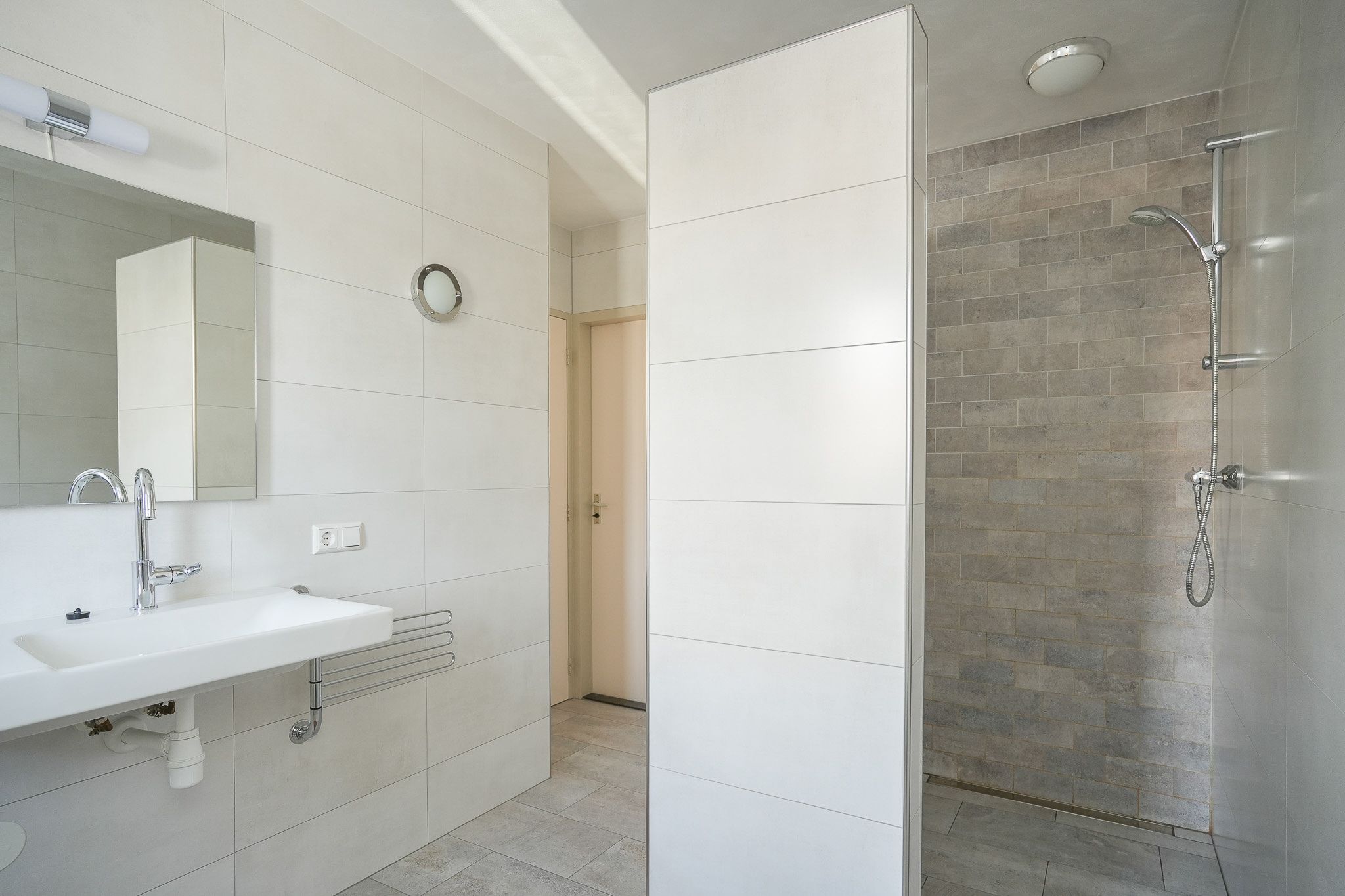 Charming Semi-Bungalow on Expansive Park-like Plot with Guest Accommodation — 24