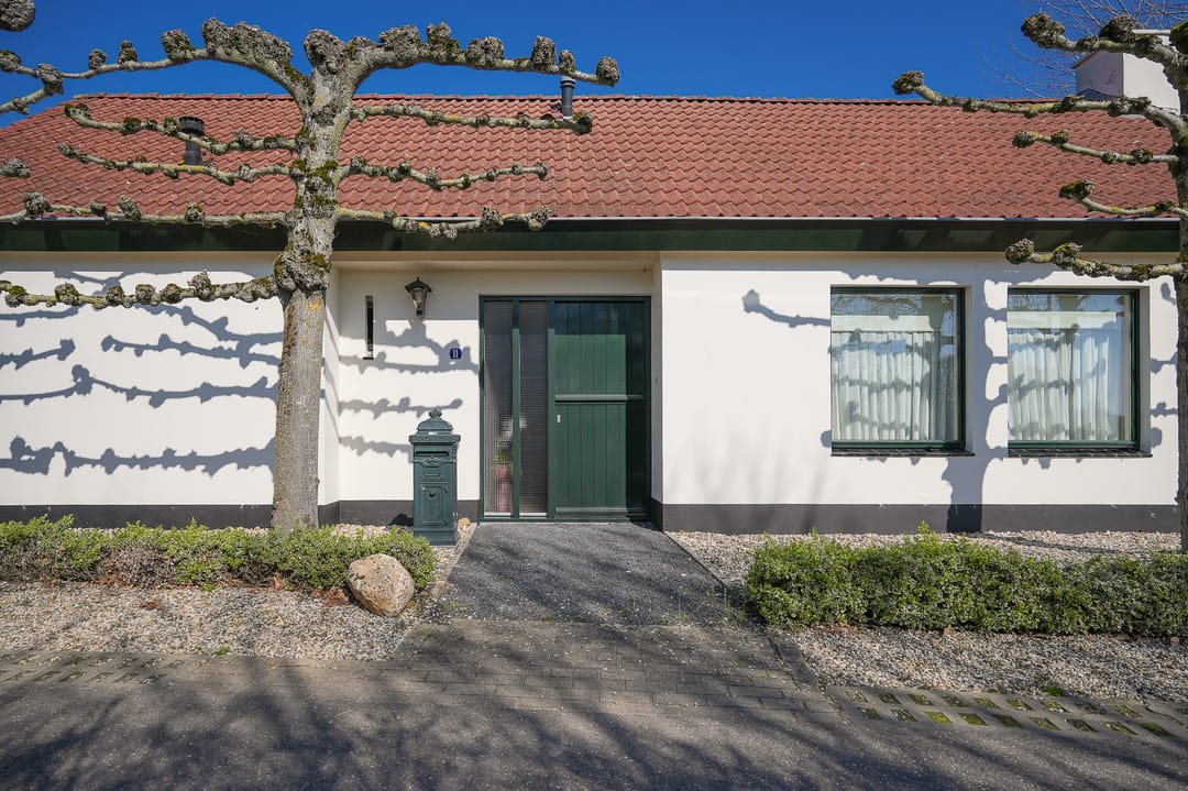 Charming Semi-Bungalow on Expansive Park-like Plot with Guest Accommodation — 46