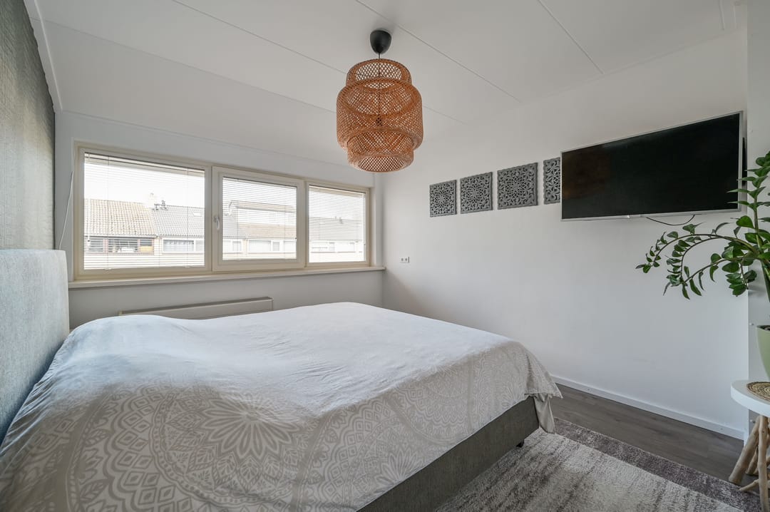Ready-to-move-in corner home with 4 bedrooms and solar panels — 13