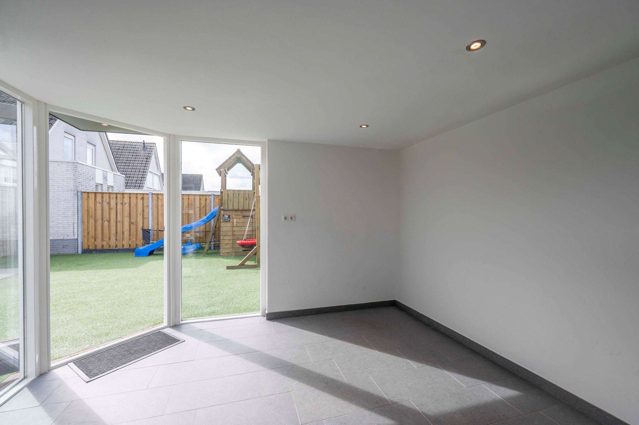 Spacious Detached Family Home with Modern Kitchen and Low-Maintenance Garden in Oudenbosch Center — 30