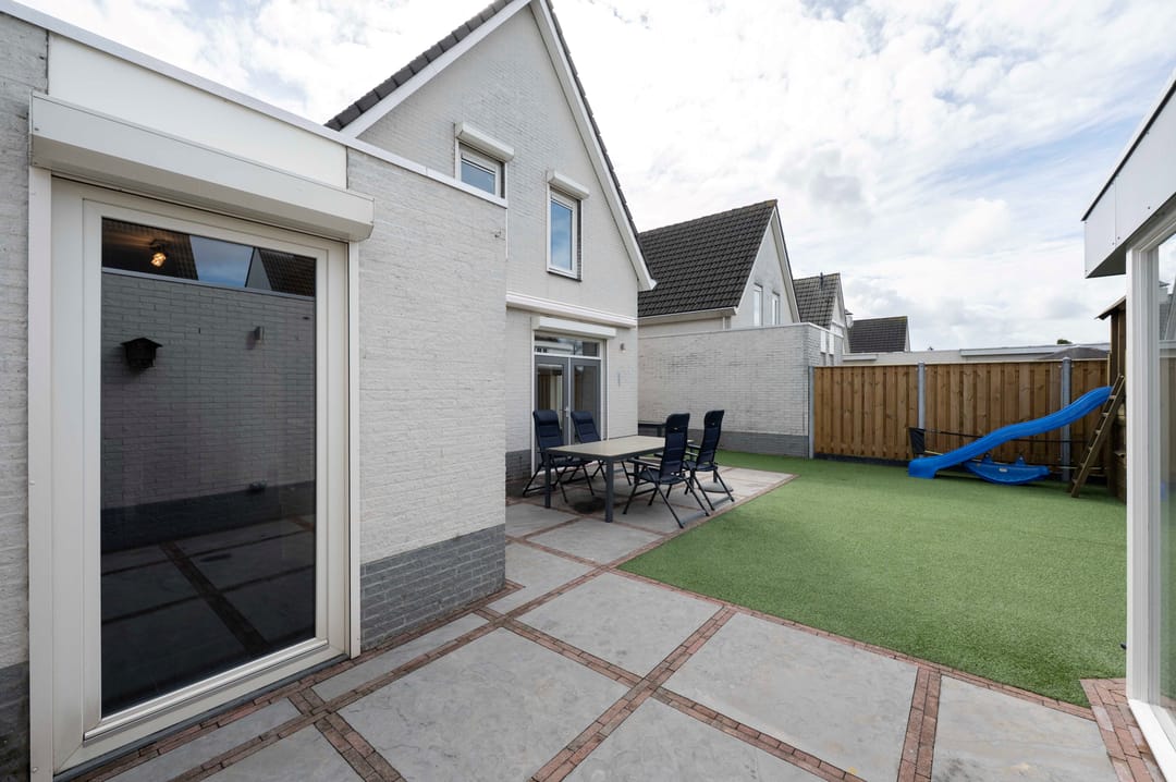 Spacious Detached Family Home with Modern Kitchen and Low-Maintenance Garden in Oudenbosch Center — 31