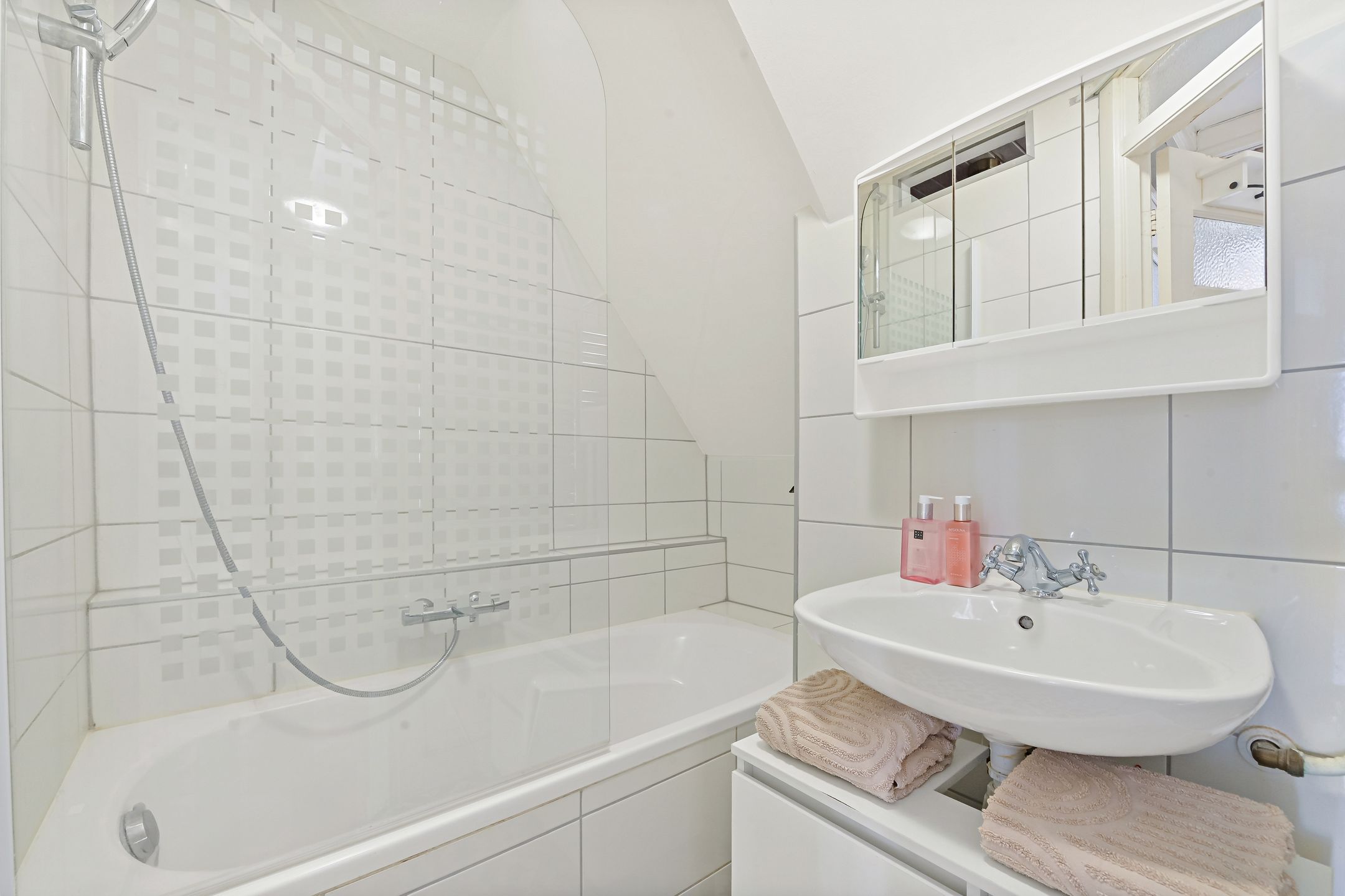 Spacious 3-Room Apartment with Balcony in Popular Blijdorp — 21