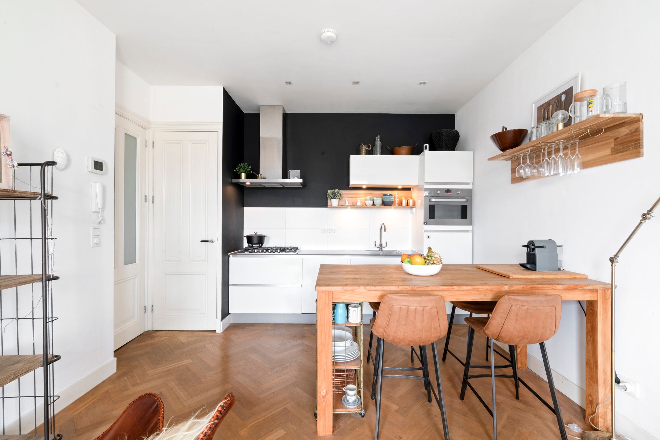 Charming top-floor apartment with canal views on vibrant Nassaukade in Amsterdam — 12