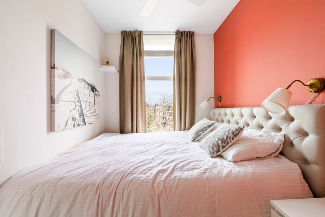 Charming top-floor apartment with canal views on vibrant Nassaukade in Amsterdam — 17