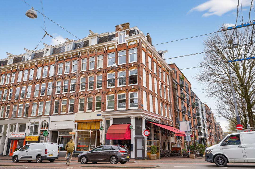 Bright corner apartment with canal view in Amsterdam West — 17