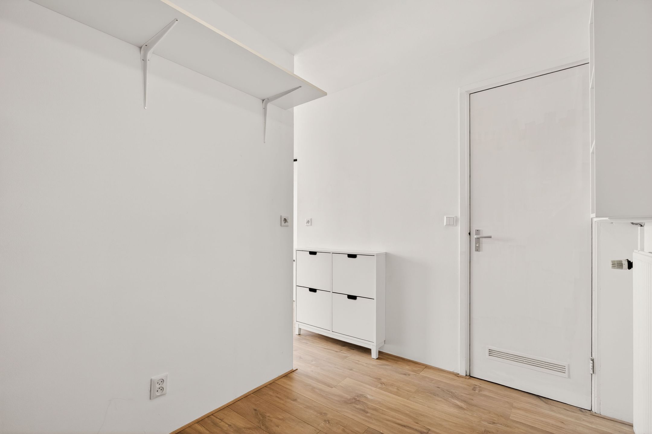 Bright corner apartment with canal view in Amsterdam West — 12