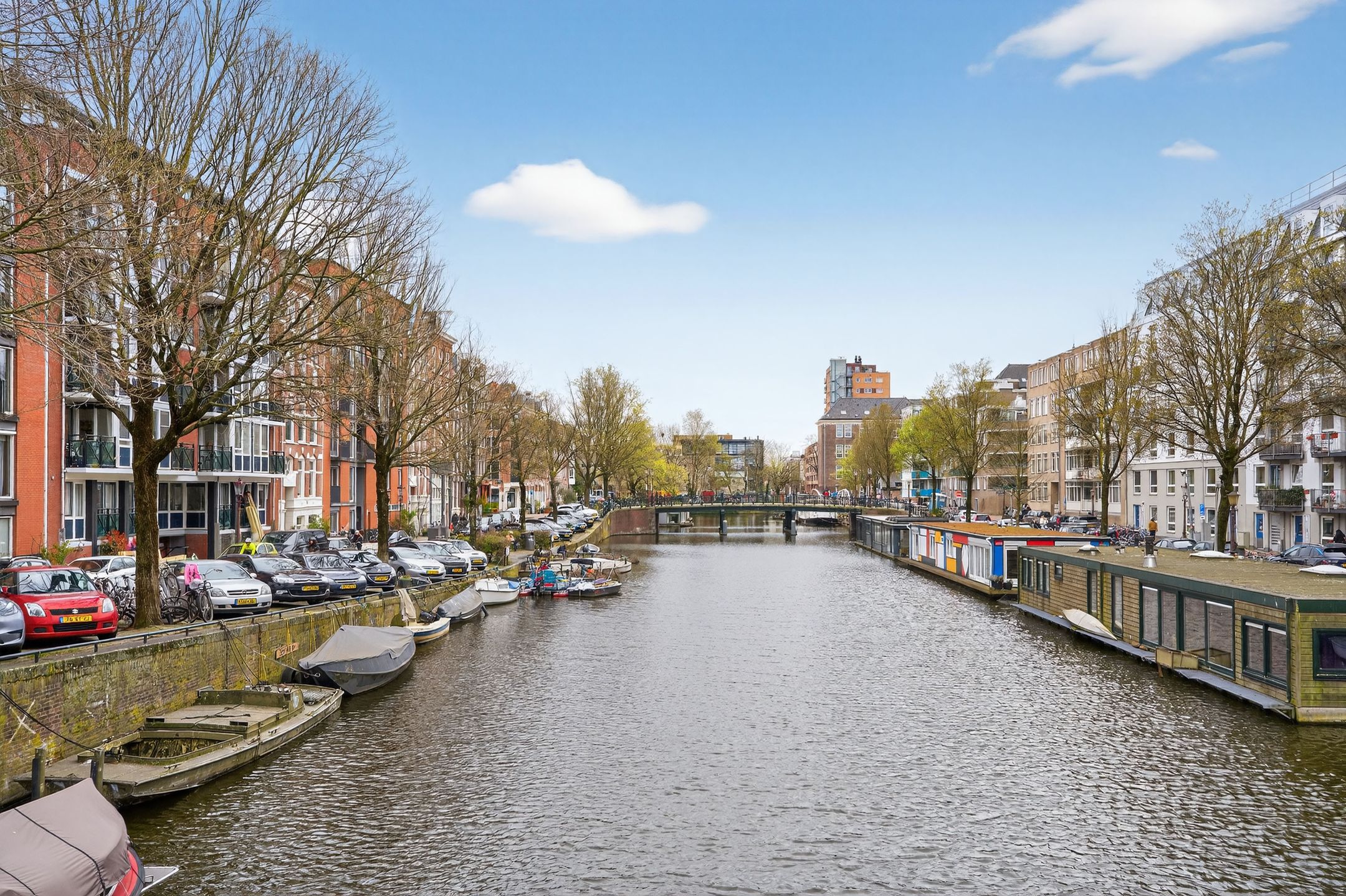 Bright corner apartment with canal view in Amsterdam West — 24
