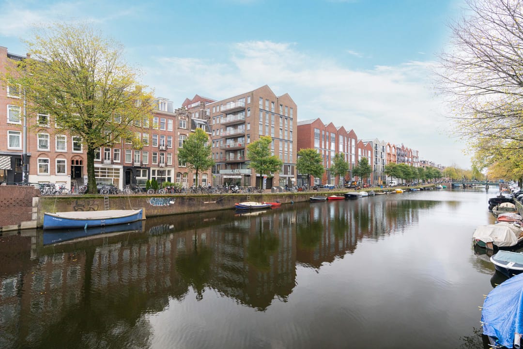 Bright corner apartment with canal view in Amsterdam West — 38